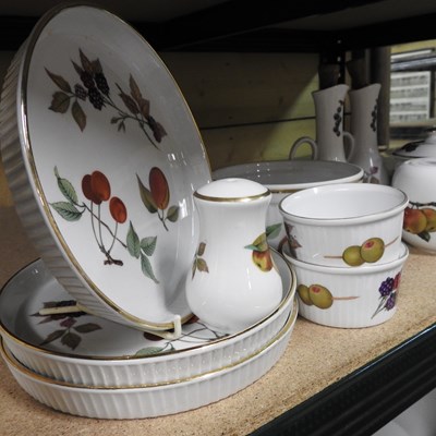 Lot 156 - A collection of Royal Worcester Evesham pattern