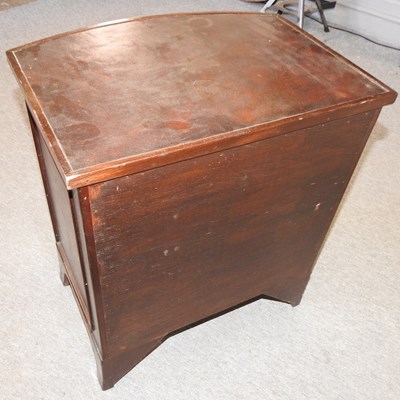 Lot 460 - A reproduction hardwood chest
