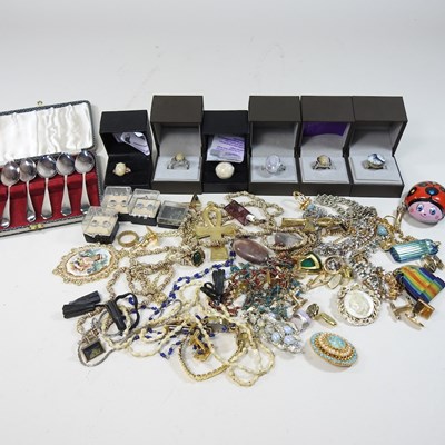 Lot 252 - A collection of costume jewellery
