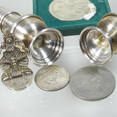 Lot 8 - A pair of early 20th century silver peppers