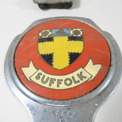 Lot 62 - A collection of vintage AA and other car badges