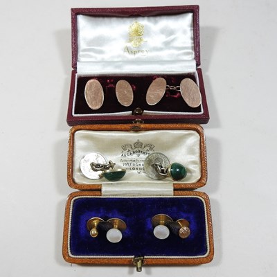 Lot 33 - A pair of 9 carat gold cufflinks
