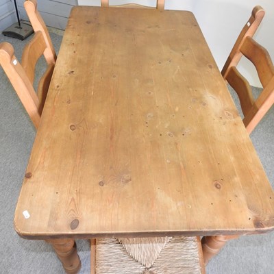 Lot 411 - A pine dining table