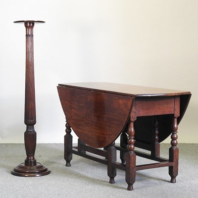 Lot 523 - An oak gateleg table