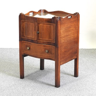 Lot 543 - A George III serpentine commode