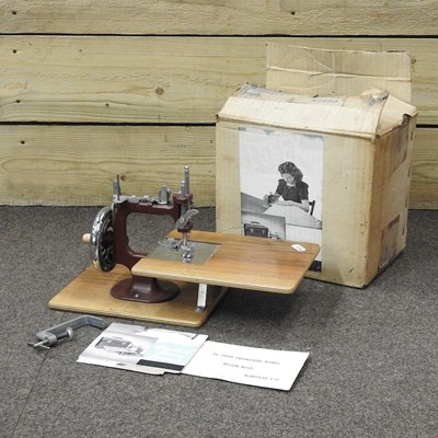 Lot 195 - A miniature Essex miniature sewing machine