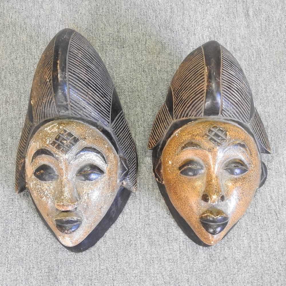 Lot 200 - A modern tribal mask