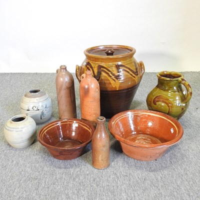 Lot 648 - A collection of pottery