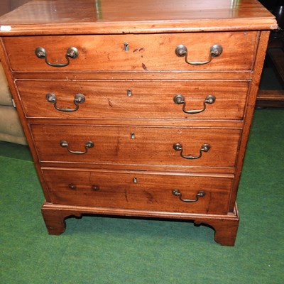 Lot 586 - A George III mahogany bachelor's chest of drawers