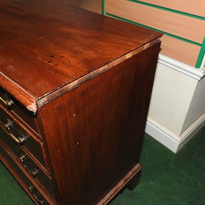 Lot 586 - A George III mahogany bachelor's chest of drawers