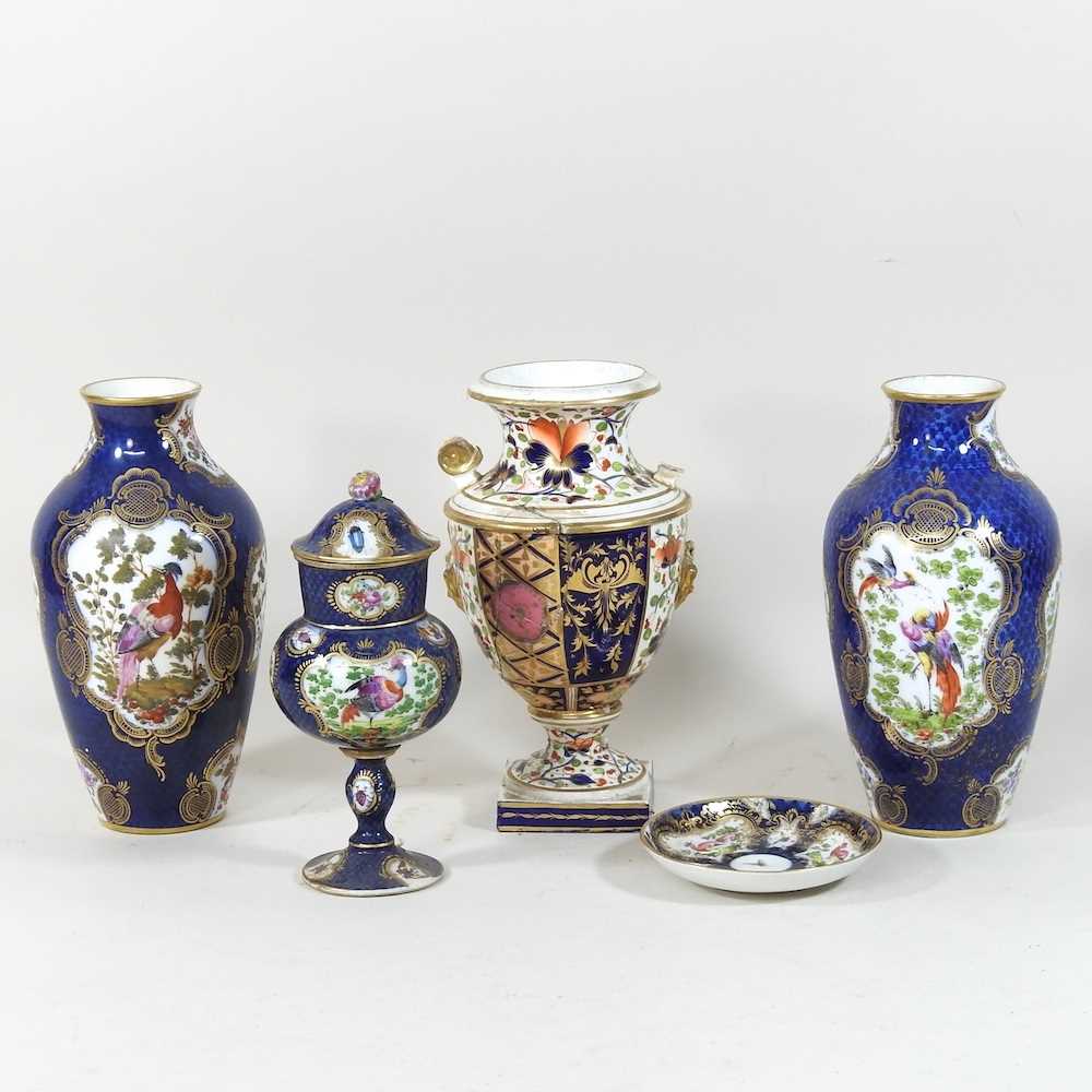 Lot 70 - A pair of Worcester style vases