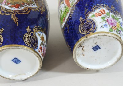 Lot 70 - A pair of Worcester style vases
