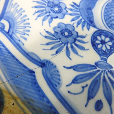 Lot 105 - An 18th century Dutch Delft blue and white charger