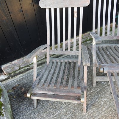 Lot 341 - A teak garden steamer chair