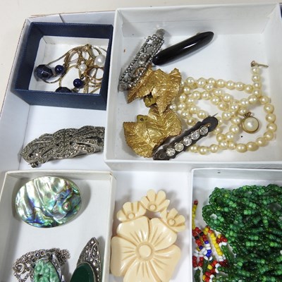 Lot 51 - A collection of costume jewellery