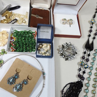 Lot 51 - A collection of costume jewellery