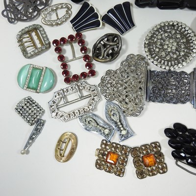 Lot 103 - A collection of costume jewellery