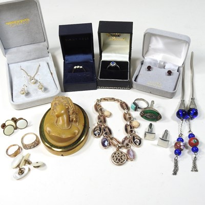 Lot 10 - A collection of jewellery