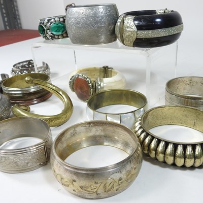 Lot 45 - A collection of bangles