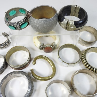 Lot 45 - A collection of bangles