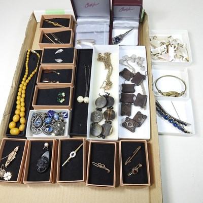 Lot 14 - A collection of jewellery