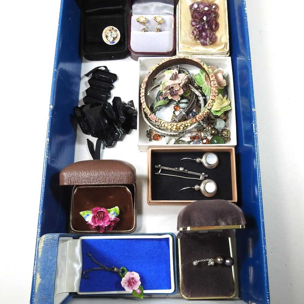 Lot 36 - A collection of costume jewellery