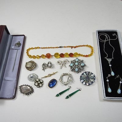Lot 22 - A collection of jewellery