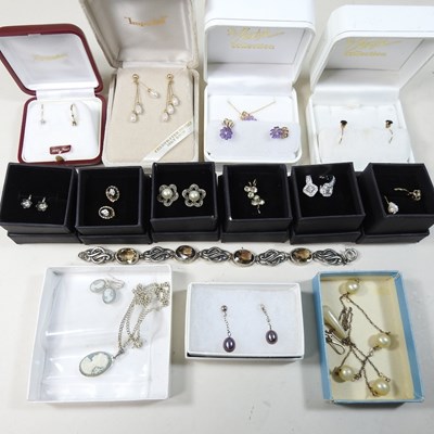 Lot 12 - A collection of jewellery