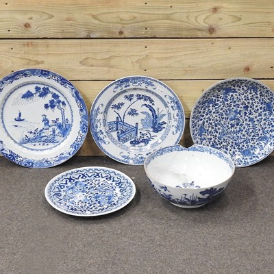 Lot 328 - An 18th century Chinese porcelain blue and white dish