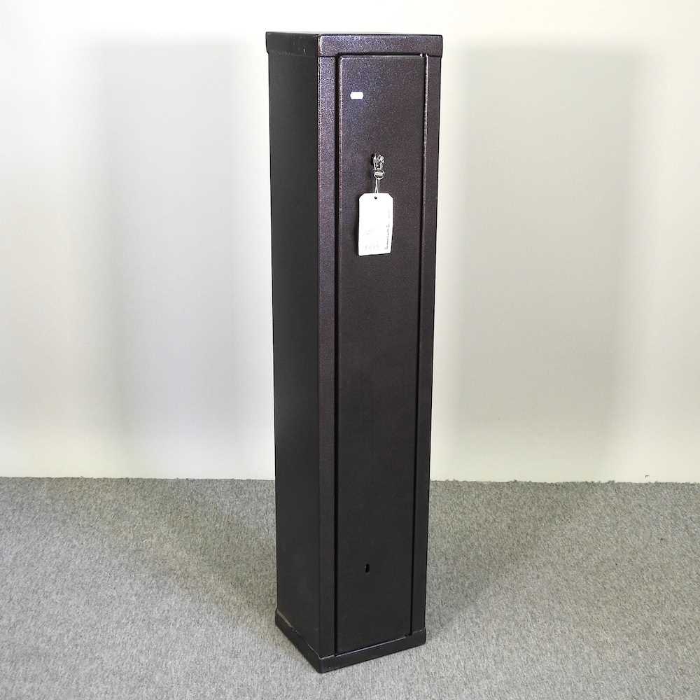 Lot 423 - A metal gun cabinet