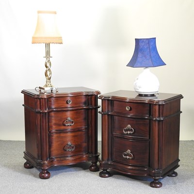 Lot 796 - A pair of bedside chests