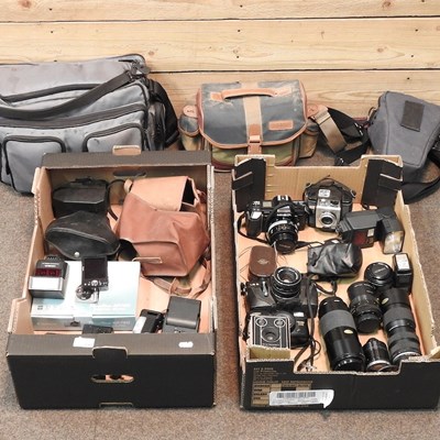 Lot 190 - A collection of various cameras and lenses