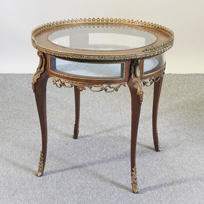 Lot 212 - An early 20th century continental bijouterie table