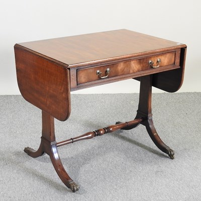 Lot 712 - A reproduction mahogany sofa table