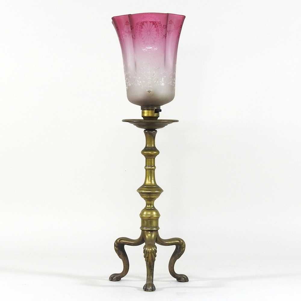 Lot 259 - An Art Nouveau brass table lamp