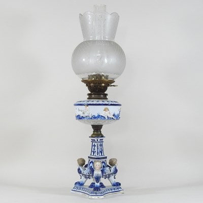 Lot 143 - An early 20th century German porcelain oil lamp