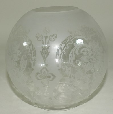 Lot 237 - A 19th century clear glass oil lamp