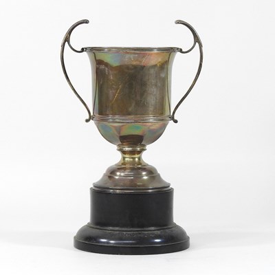 Lot 115 - An early 20th century silver trophy