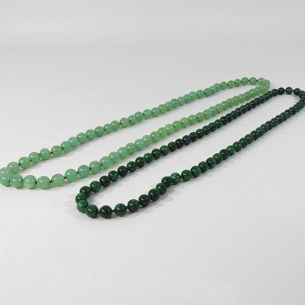 Lot 42 - A stone bead necklace