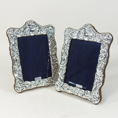 Lot 102 - A pair of modern silver photograph frames