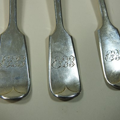 Lot 105 - A set of six early 20th century silver fiddle pattern dessert forks