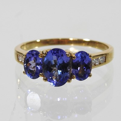 Lot 530 - An 18 carat gold and tanzanite ring