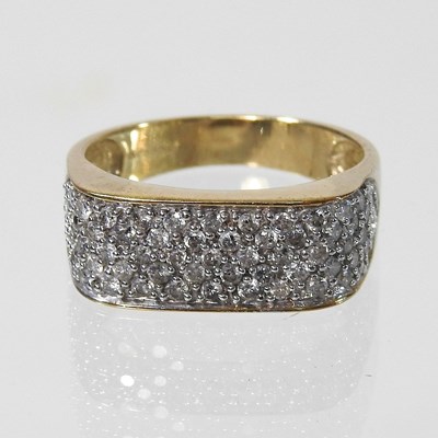 Lot 533 - A 9 carat gold diamond ring