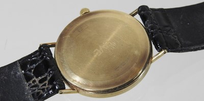 Lot 566 - A 9 carat gold cased wristwatch