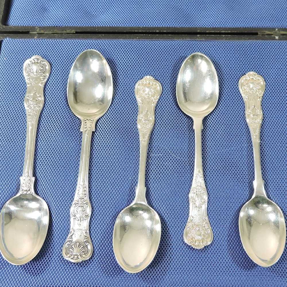 Lot 267 - A collection of five silver Queens pattern teaspoons