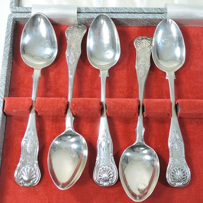 Lot 102 - A collection of five silver Queens pattern teaspoons