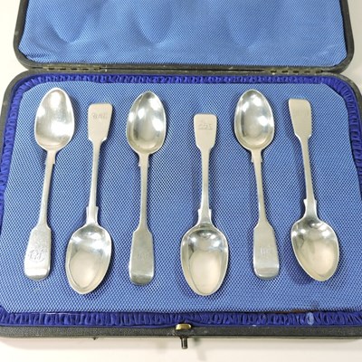 Lot 313 - A collection of six silver fiddle pattern teaspoons