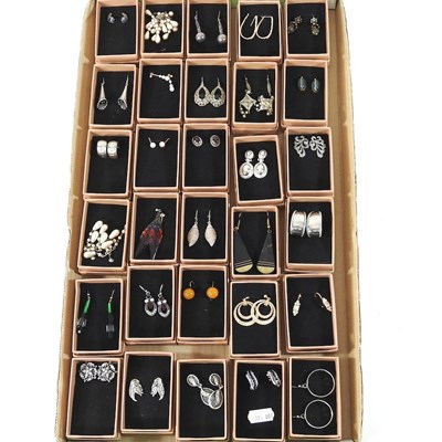 Lot 532 - Thirty pairs of earrings