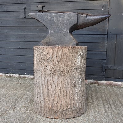 Lot 124 - A large cast iron anvil