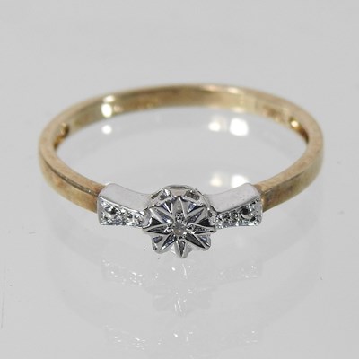 Lot 172 - A 9 carat gold diamond cluster ring